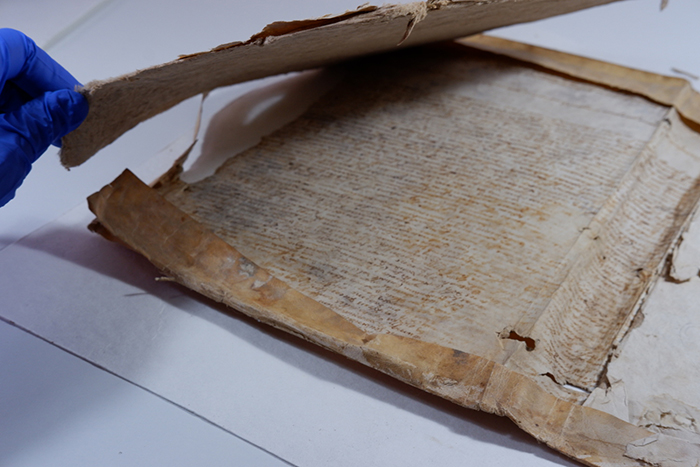 El Archivo Diocesano de Solsona restaura el Libro de matrimonios de la catedral de Solsona de 1727 a 1769