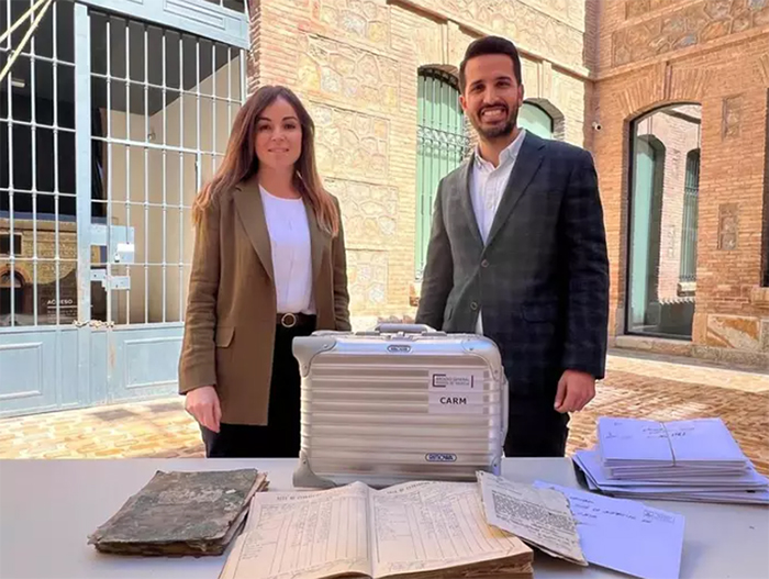 El Ayuntamiento de Murcia entrega al Archivo Regional los documentos históricos hallados en la Cárcel Vieja