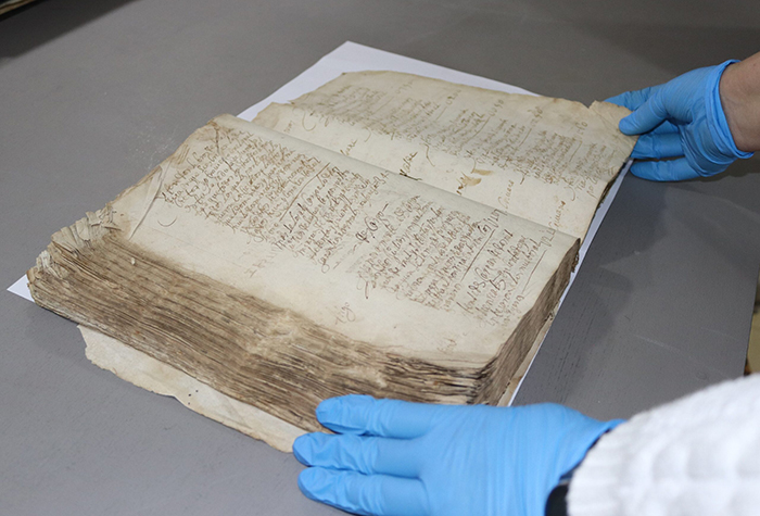 Tacoronte apuesta por la digitalización del fondo documental antiguo del Archivo Municipal